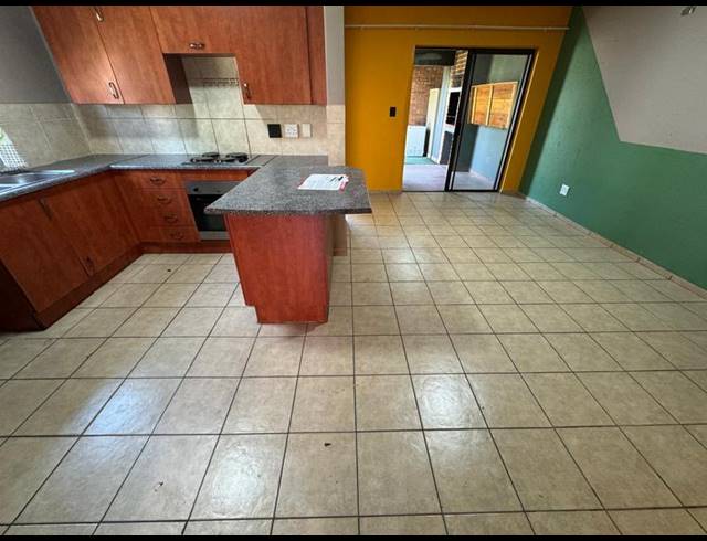 2 BEDROOM TOWNHOUSE FOR SALE IN POMONA